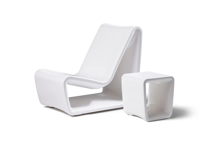 deck-furniture-lounge-chairs-sculptural-resin-white-loop-chair_0.png